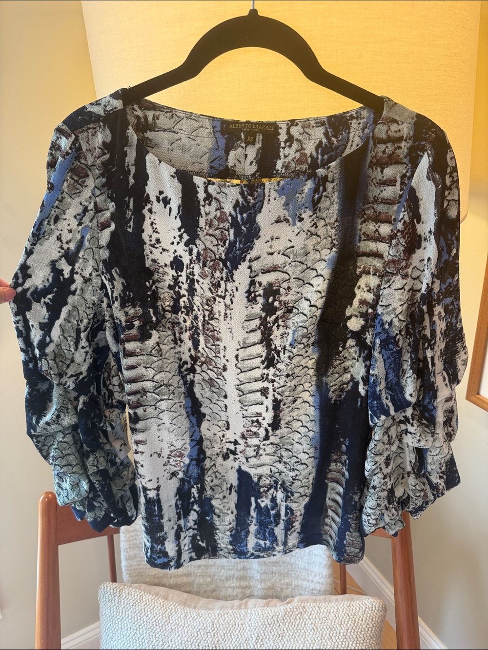 Alberto Makali Black Blue White Abstract reptile Ruffle-Sleeve Blouse